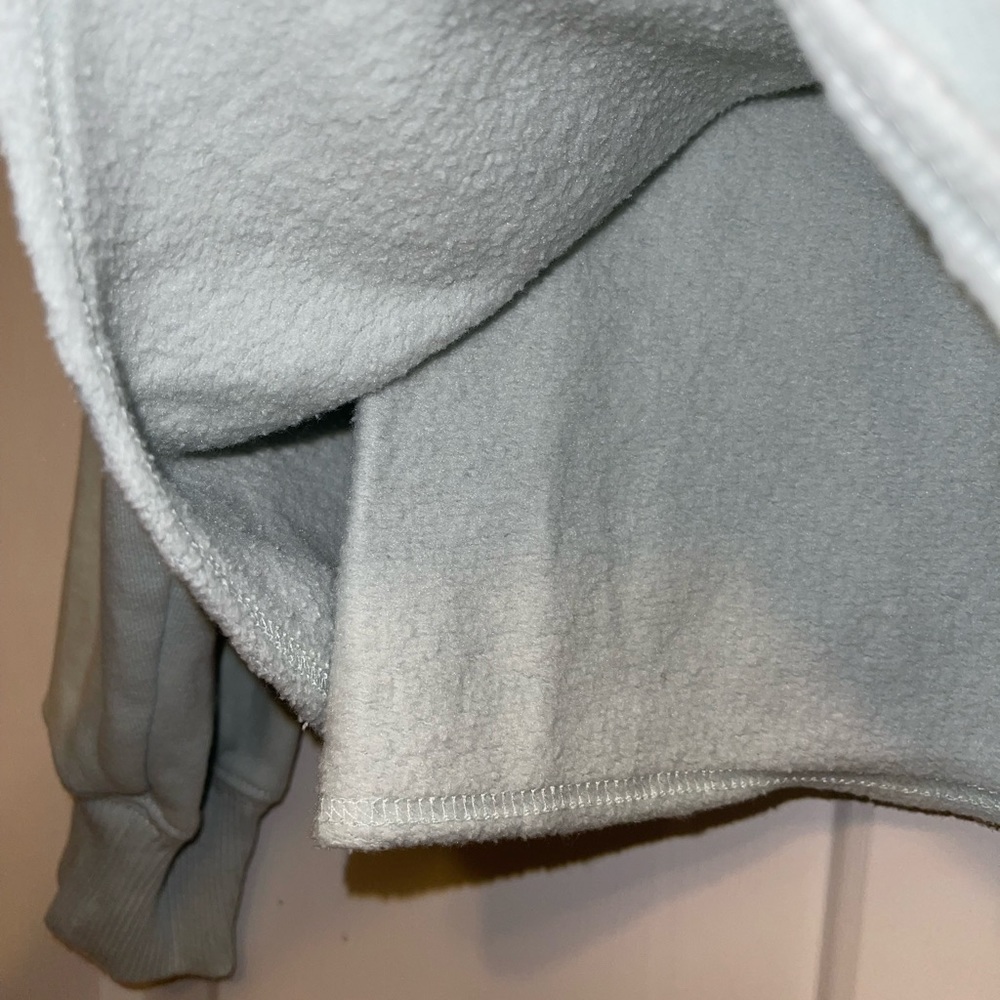 Hollister™️ Butterfly Cropped Sweatshirt - Picture 3 of 3